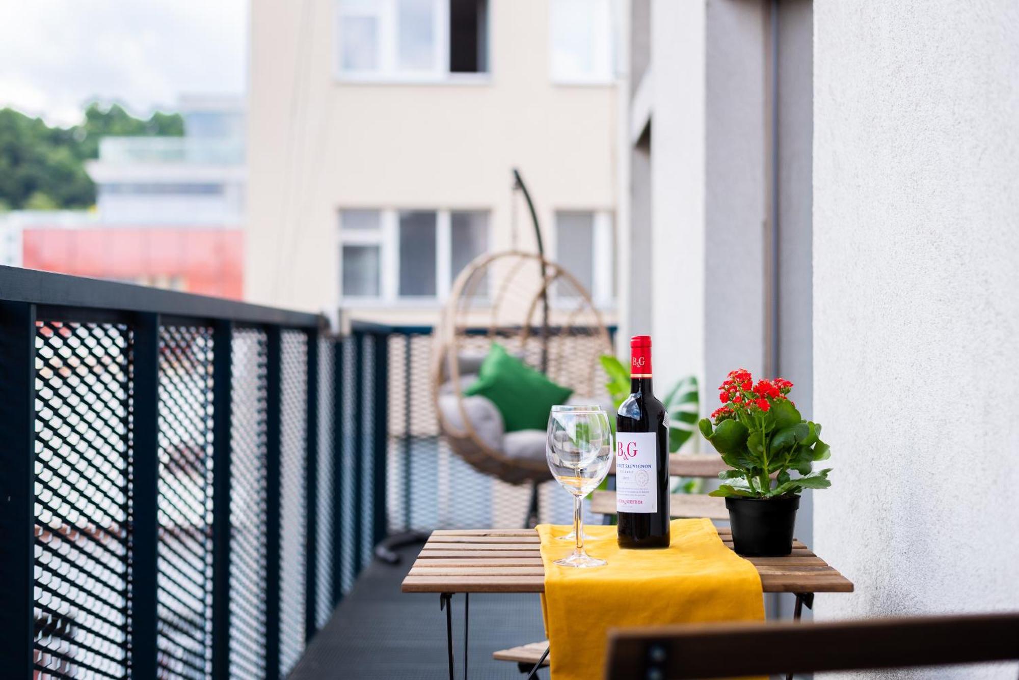 2-Level Apartments On Krizikova Near The Metro Prága Kültér fotó